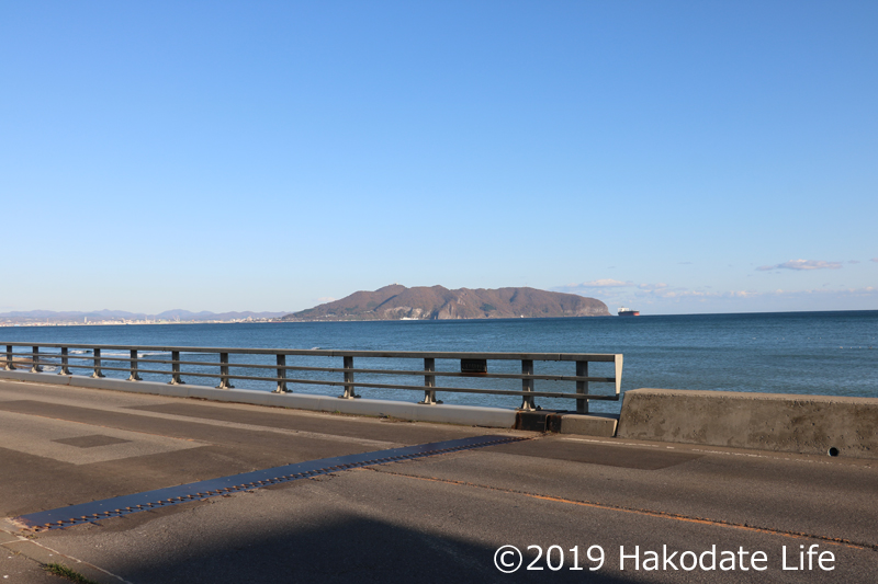 茂辺地川から函館山を望む