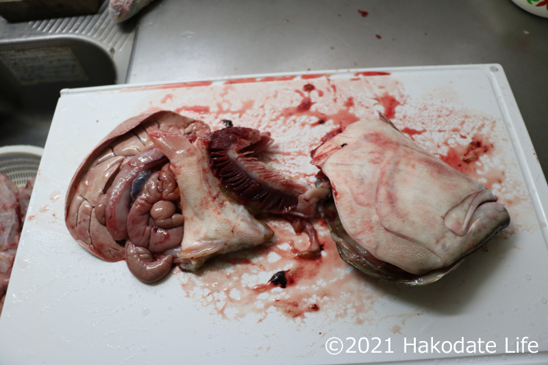 右の頭と左の内臓やエラが付いたカマに分かれた