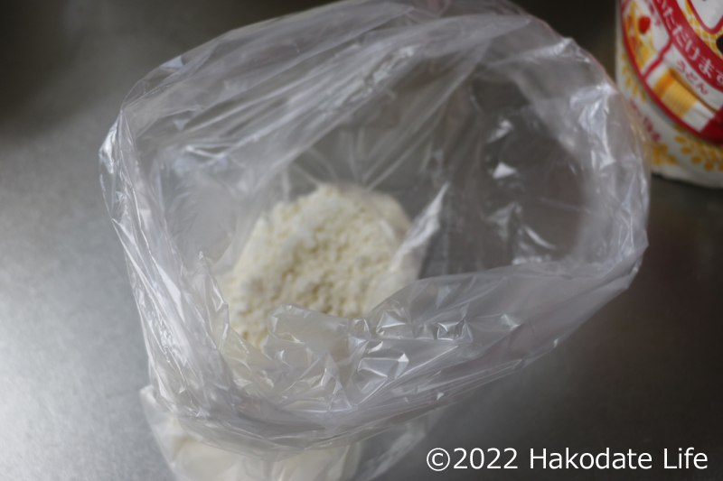 タイミー袋に小麦粉を入れる