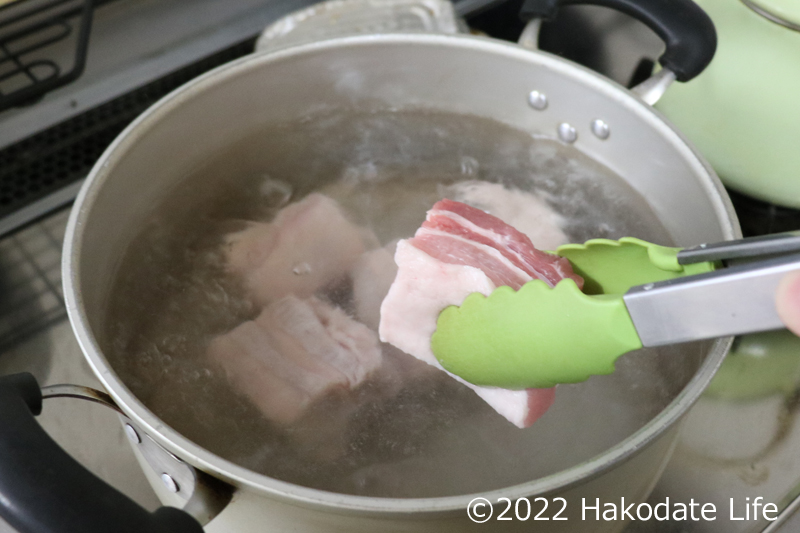沸騰したら豚肉を入れる